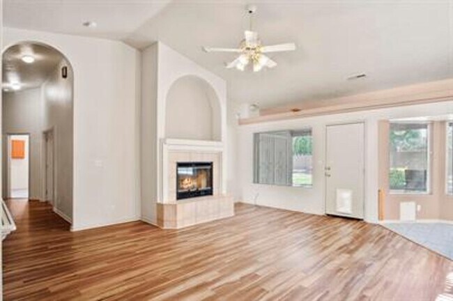Building Photo - Bloomington Beauty!  6 month lease