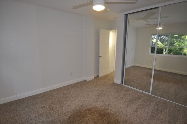 Building Photo - 951 W Summerland Ave