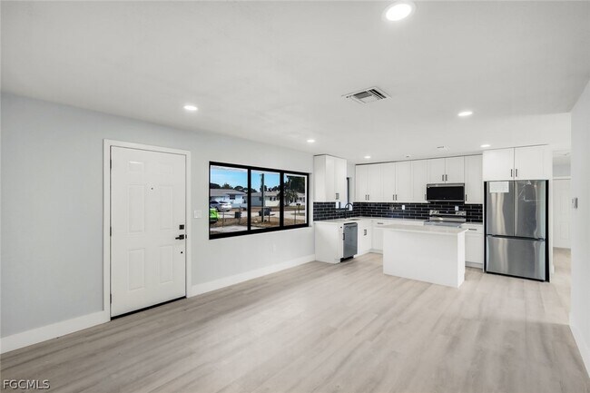 Building Photo - 1389 Pine Ave