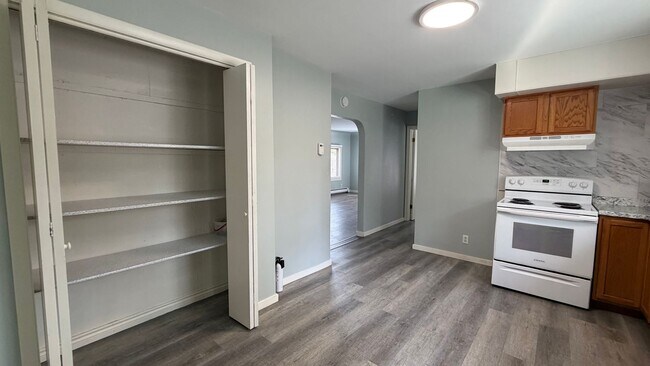 Building Photo - Newly Renovated 1BR | All Utilities Included | Prime Location