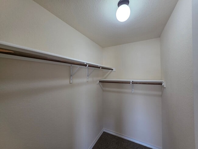 Building Photo - Town home for rent