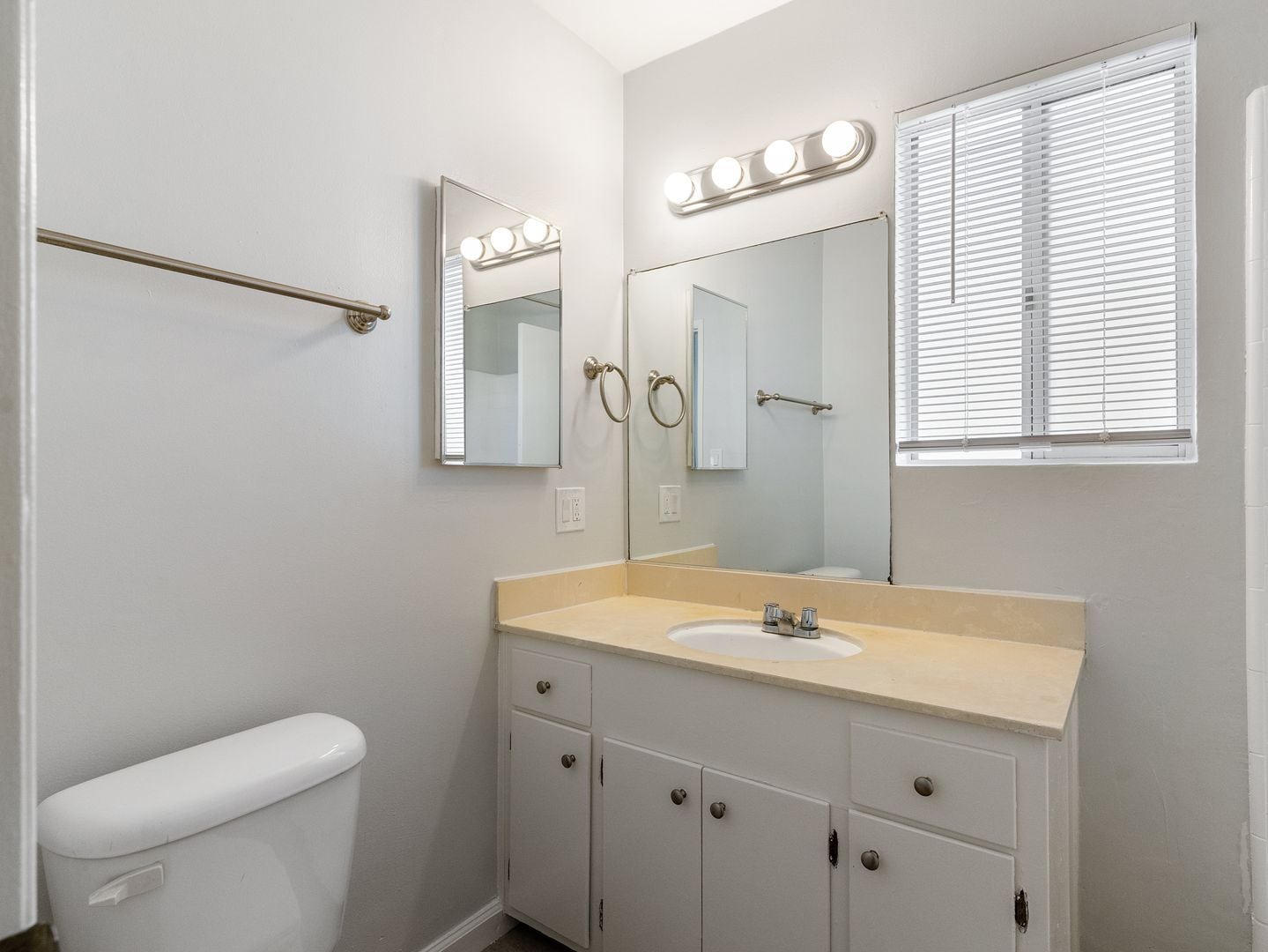 Building Photo - 425 Gaviota Ave