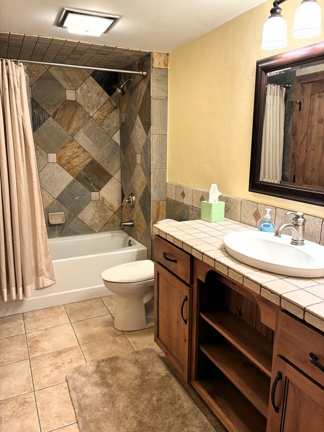 Building Photo - 374 B Ensign Dr