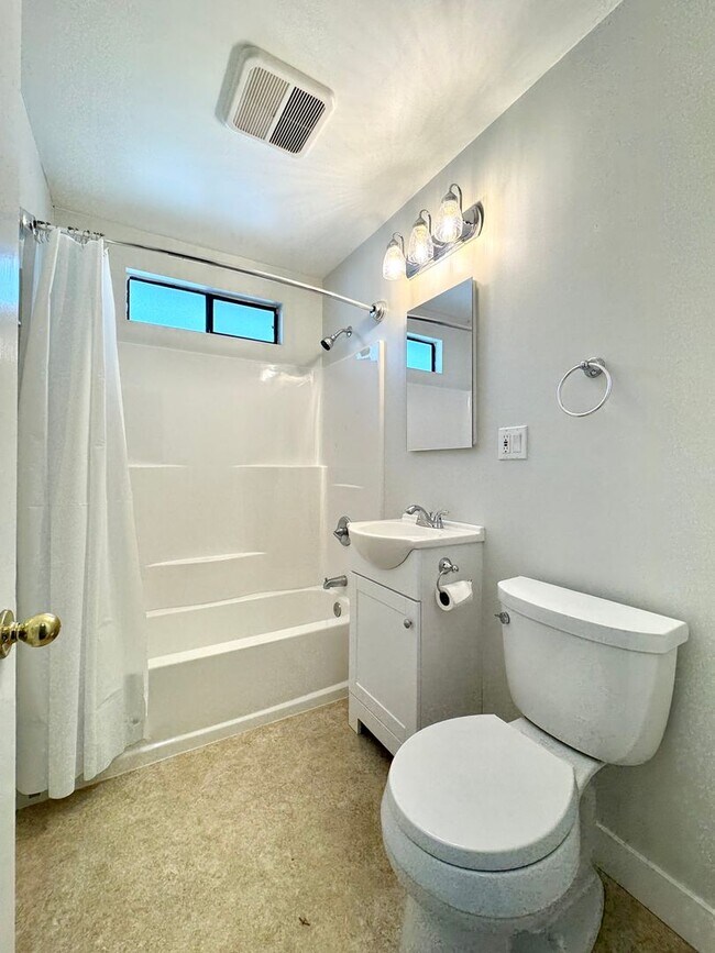Building Photo - 3 Bedrooms, 1 1/2 Bathrooms, Classic Napa ...