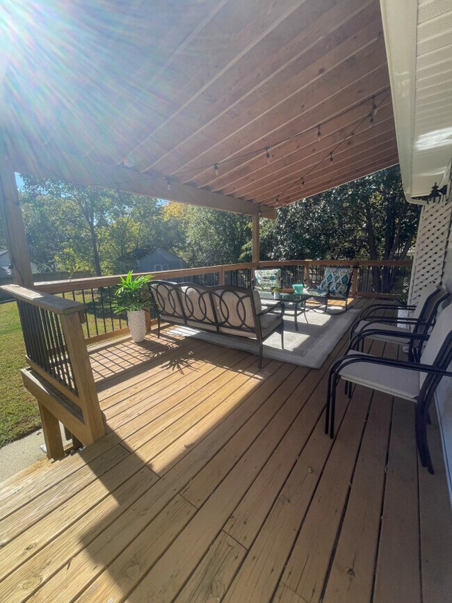 Building Photo - 11501-11505 5 Cedars Rd