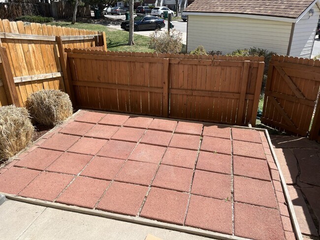 Building Photo - Beautiful townhome is Crown Point II!