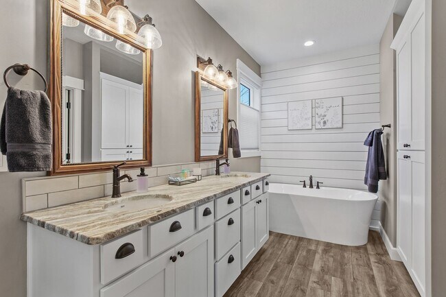 Building Photo - Fully Furnished Home