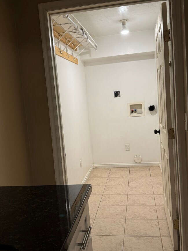 Building Photo - 1605 W Frankie Cir