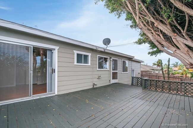 Building Photo - Super Cute Beach Cottage on an Oversized O...
