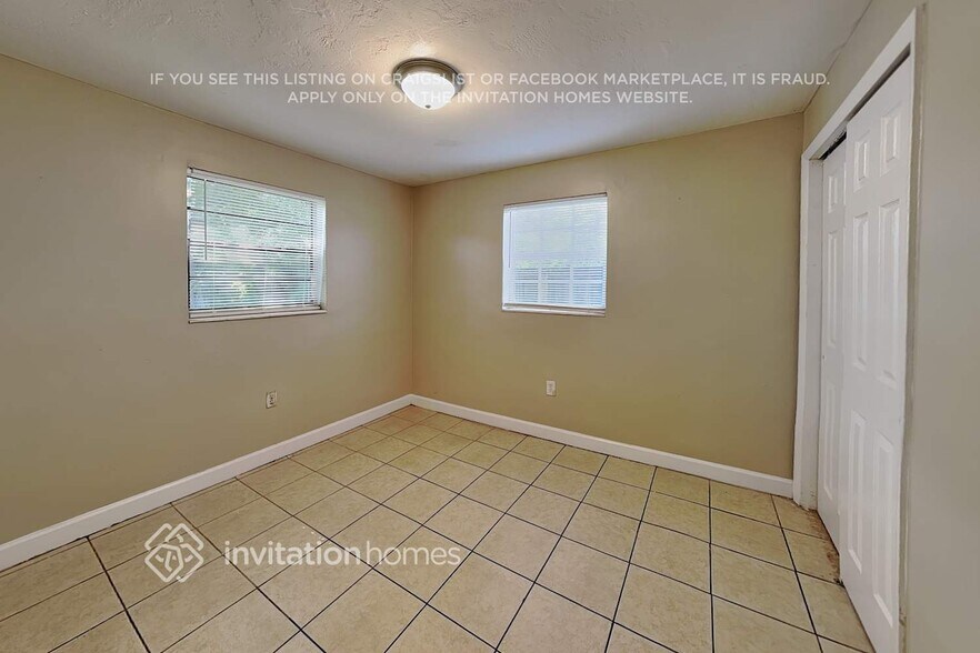 Building Photo - 2401 Jamaica Dr