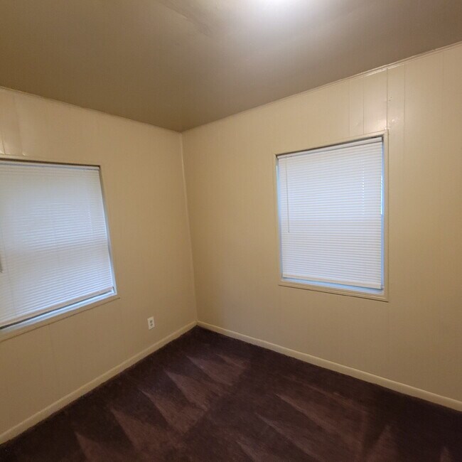 Building Photo - 2 bedroom