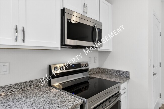 Building Photo - 615 Chaloupe St SE