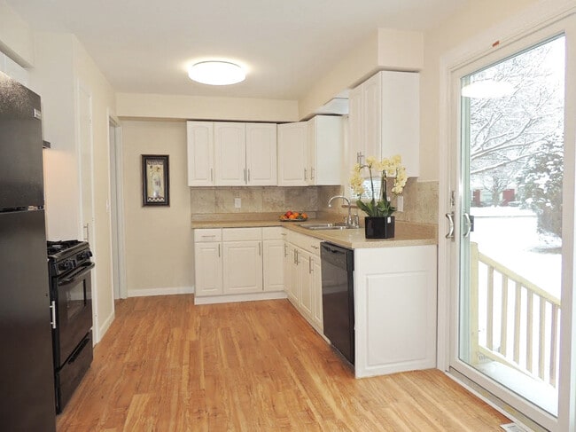 Building Photo - 3 Bed - 2 Full Bath Cape Cod for Rent in Euclid!