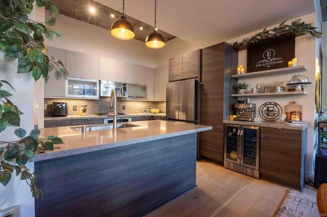 Building Photo - 1050 Island Ave