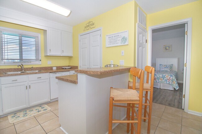 Building Photo - OFF-SEASON FURNISHED RENTAL