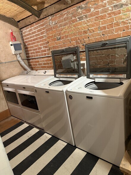 Building Photo - 140 W 1st St