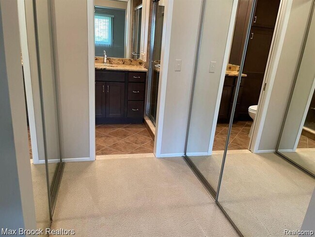 Building Photo - 4585 Laurel Club Cir