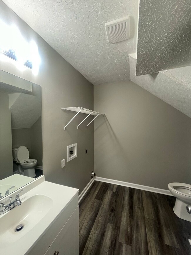 Building Photo - 490 Garden City Dr