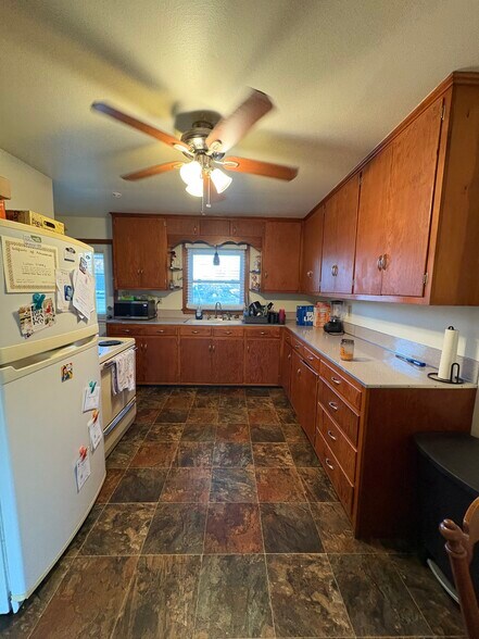 Building Photo - 901 E Scott St