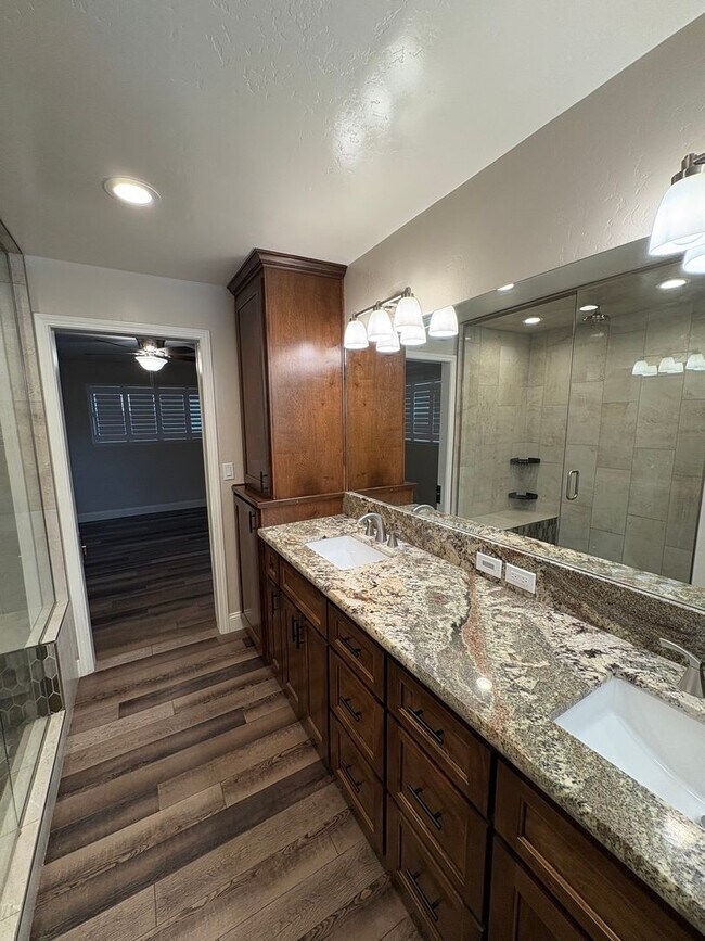 Building Photo - NW Visalia Home Near Country Club Available Now! *Private Showing Only*