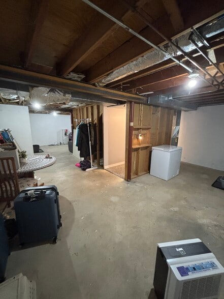 Building Photo - 806 E Sylvan Ave