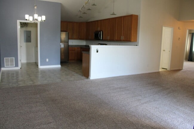 Building Photo - Beautiful 2-Bedroom Townhome in Pinnacle at T-Bone Ranch