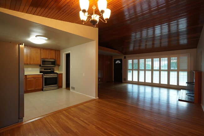 Building Photo - 2806 San Pedro Dr NE