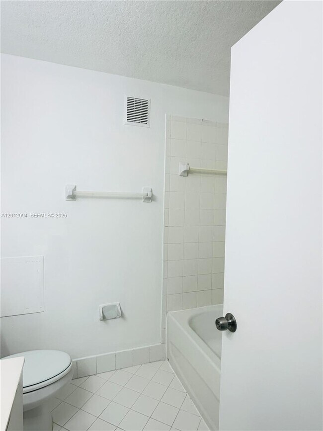 Building Photo - 1300 SE 31st Ct
