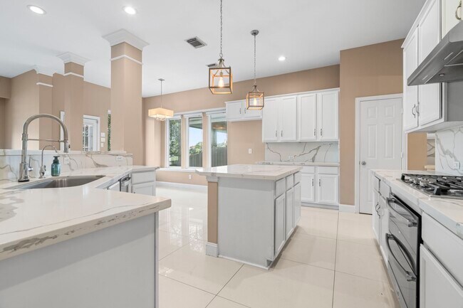 Building Photo - 10011 Lakeside Gables Dr