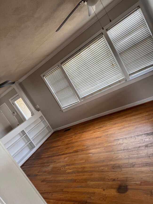 Building Photo - 320 W 41st St