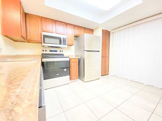 Building Photo - Beautiful Town Home near UCF in Orlando, F...