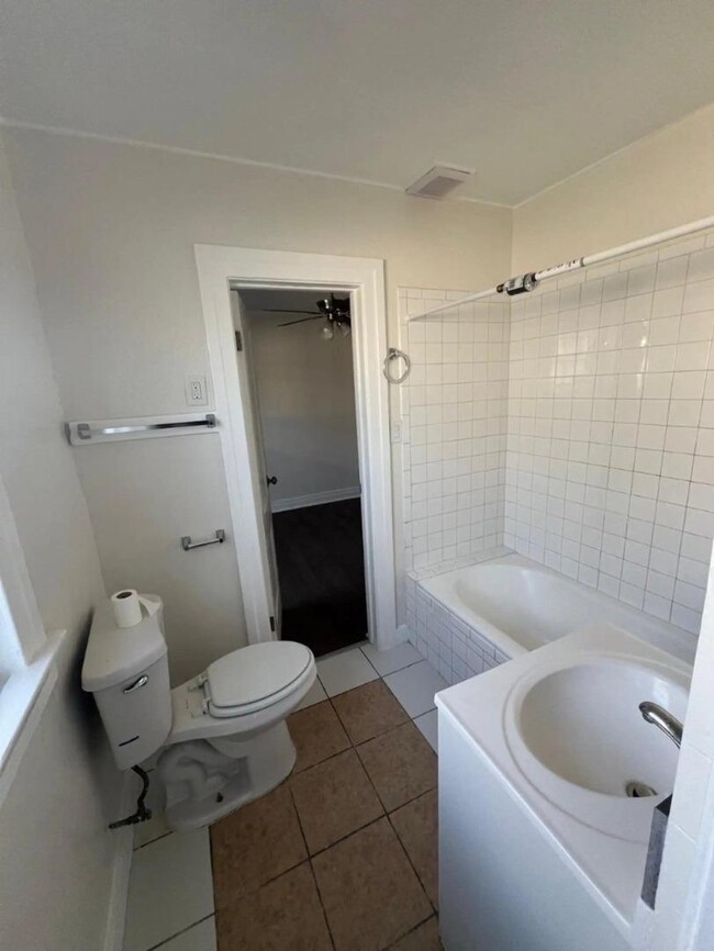 Building Photo - 1110 W 92nd St