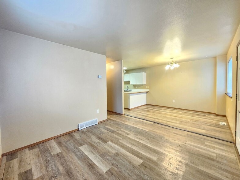 Building Photo - 407 E 8th Ave