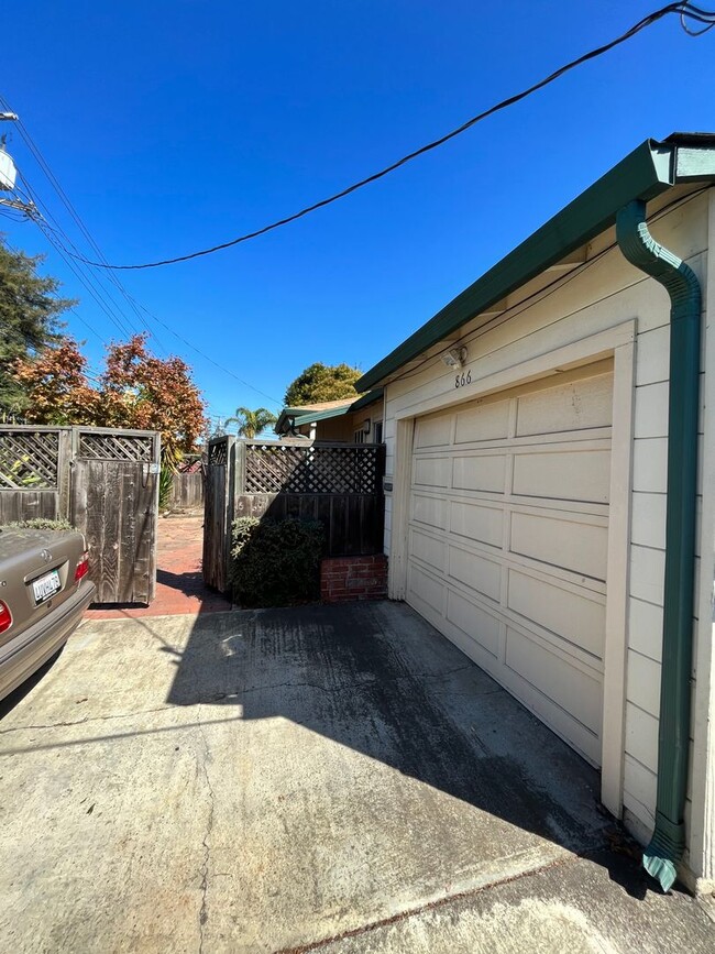 Building Photo - 2 bedroom 1 bath house with garage