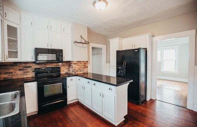 Building Photo - Home with Beauty, Character and Great LOCA...