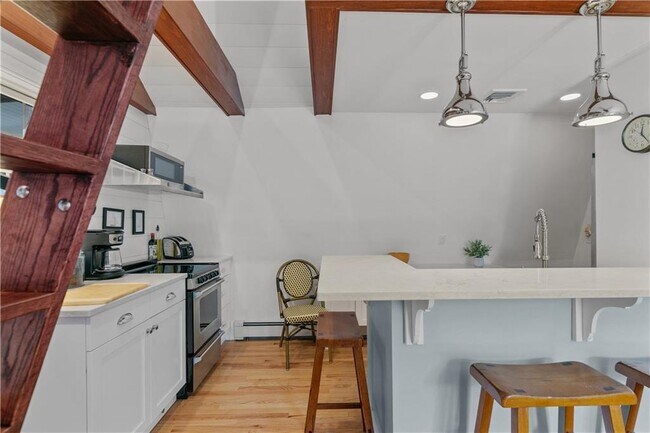 Building Photo - 99 Coggeshall Ave