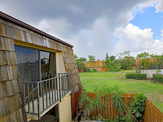 Building Photo - Parkwoods 5580-2