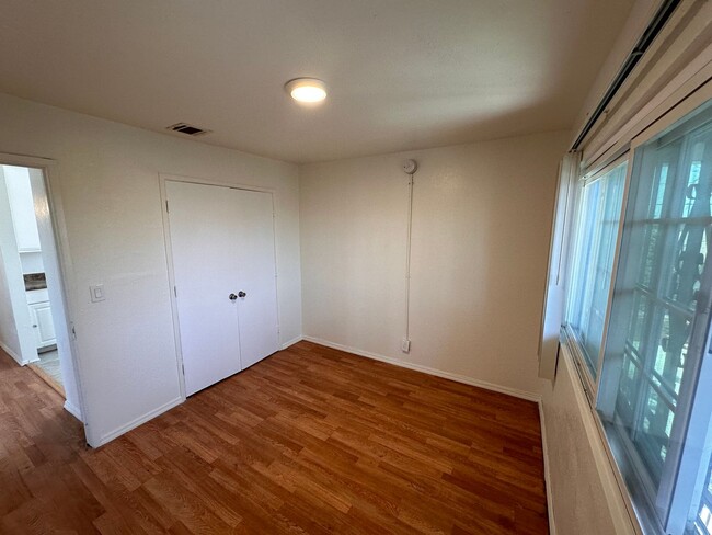 Building Photo - 3 Bedroom 1 Bath (Upstairs) with Laundry H...