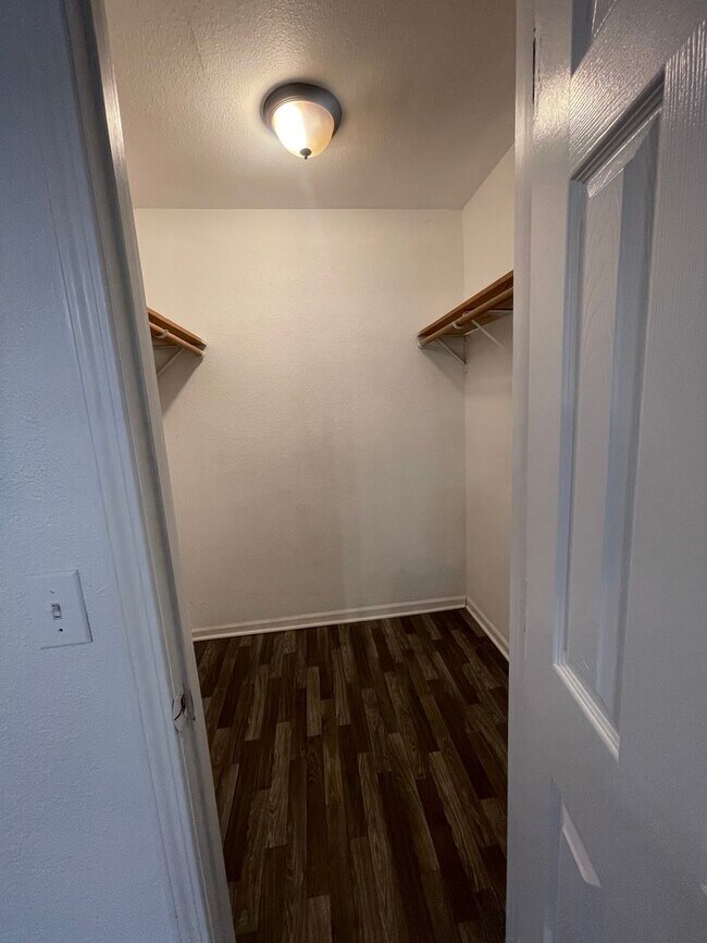 Building Photo - Available Now 3 bedroom 2 full bathroom in...