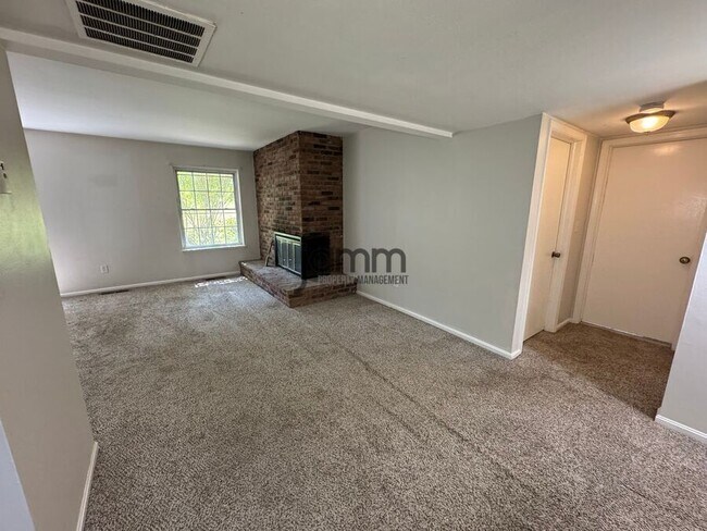 Building Photo - 7025 Carriage Hill Dr