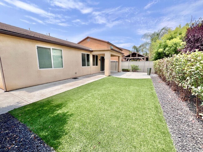 Building Photo - $2,350 Bullard & Locan, 3 bedroom - Wrenwo...