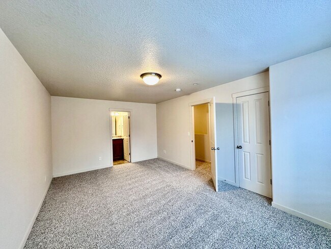 Building Photo - Beautiful 3 Bd 2.5 Ba Town Home by Vancouver Mall