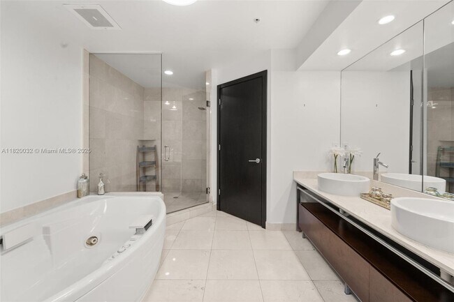 Building Photo - 16275 Collins Ave