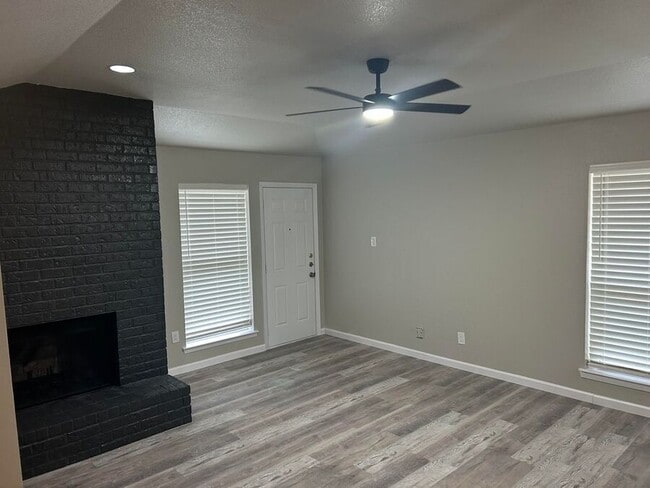 Building Photo - 7427 Windhaven Rd