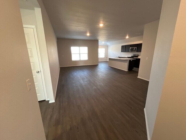 Building Photo - **St Patrick's Day Deal!** NEWER Three Bed...