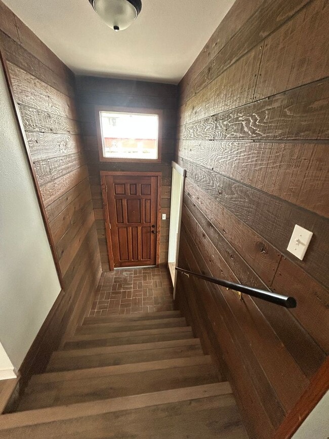 Building Photo - Fully Remodeled Five Bedroom House for Rent!