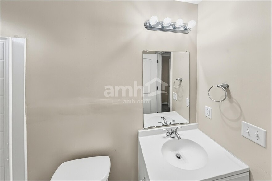 Building Photo - 298 Willow Point Cir