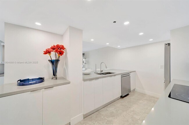 Building Photo - 1717 N Bayshore Dr