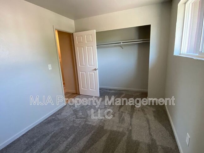 Building Photo - 2523 S Lakecrest Dr