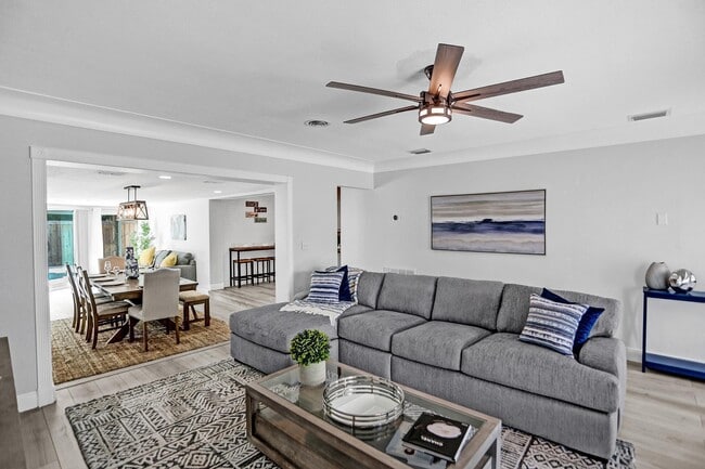 Building Photo - 470 SE 4th Ct